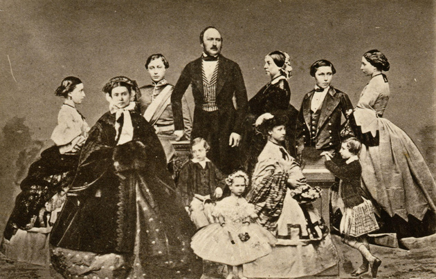 O casal real e seus nove filhos. À direita da rainha Vitória está o herdeiro do trono e futuro Edward VII