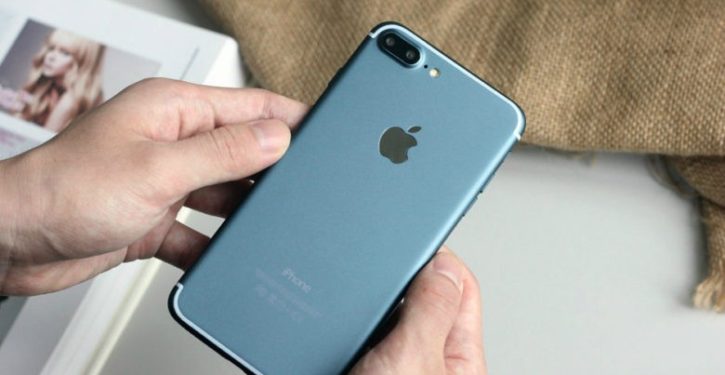 blue-iphone-7-plus-screen-turned-on-1-780x520-725x375