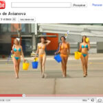 Modelos de biquíni lavam avião em comercial de companhia aérea russa