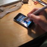 Faça uma ‘caneta stylus’ caseira usando lápis e meia velha